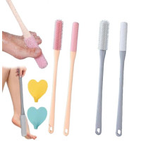 Эргономичная силиконовая щетка для ног с длинной ручкой